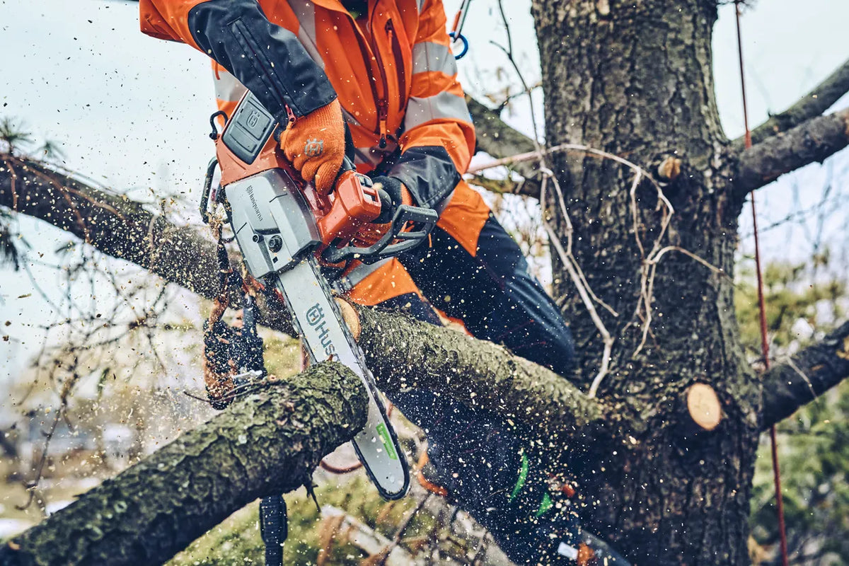 Husqvarna T542i XP® Battery treecare chainsaw - Skin Only