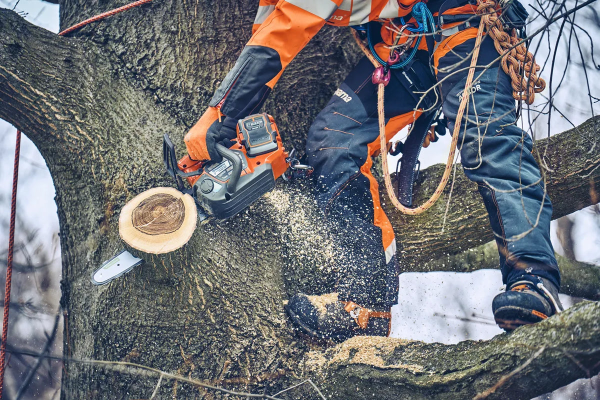 Husqvarna T542i XP® Battery treecare chainsaw - Skin Only